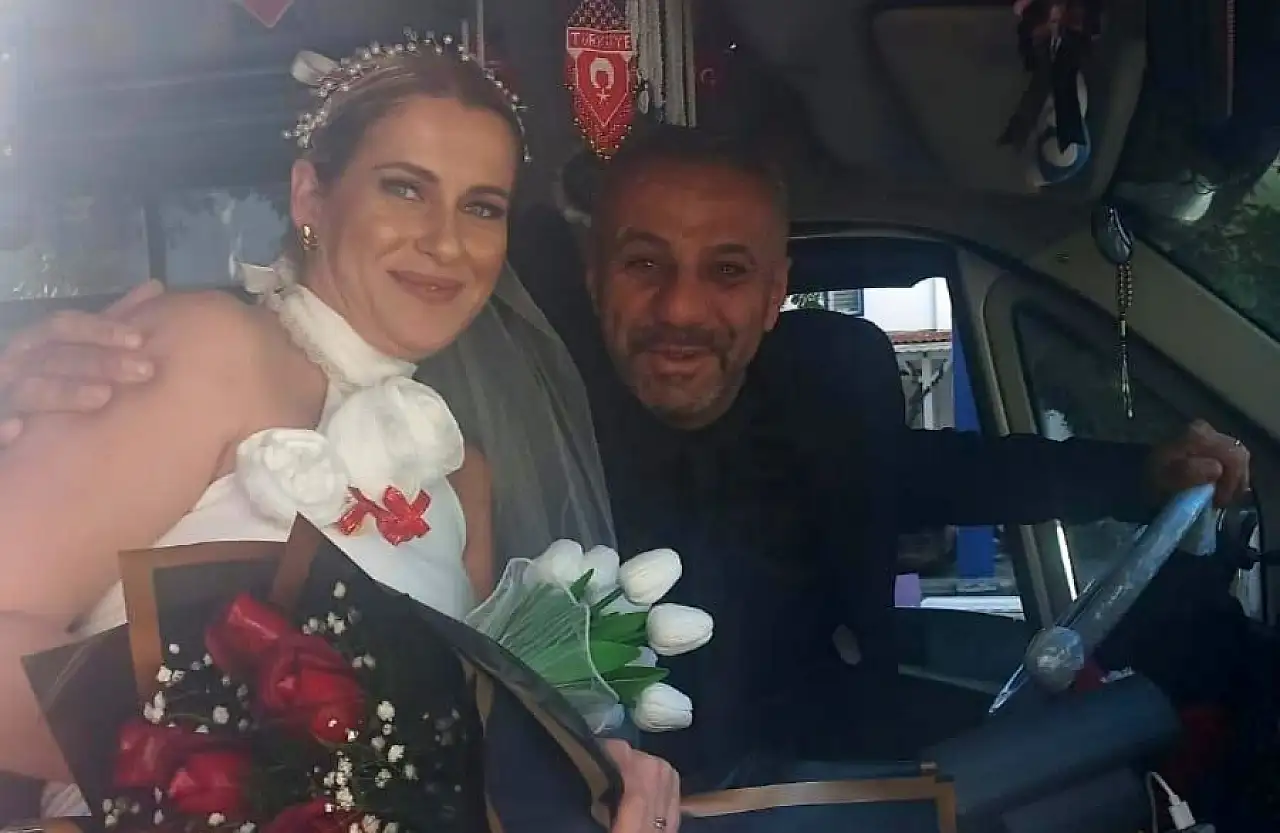 Gelin dolmuşu ilçe sokaklarını şenlik alanına çevirdi