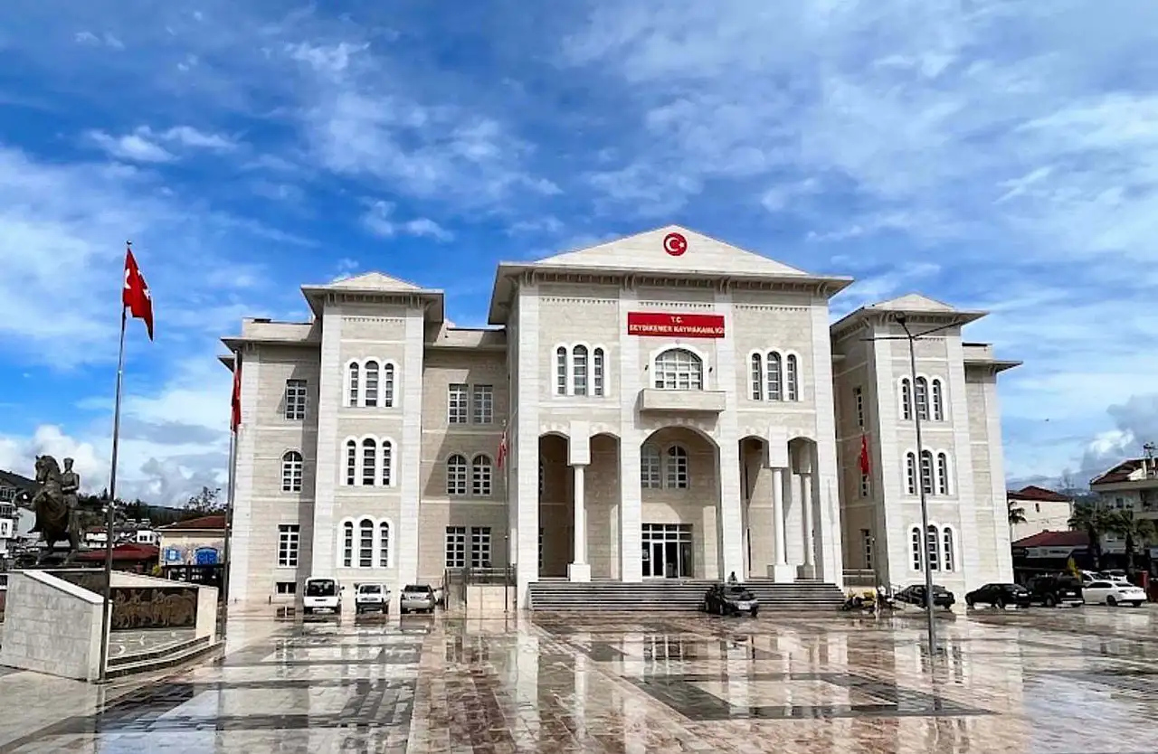 Kaymakamın koruma polisi ve şoförü rüşvetten tutuklandı