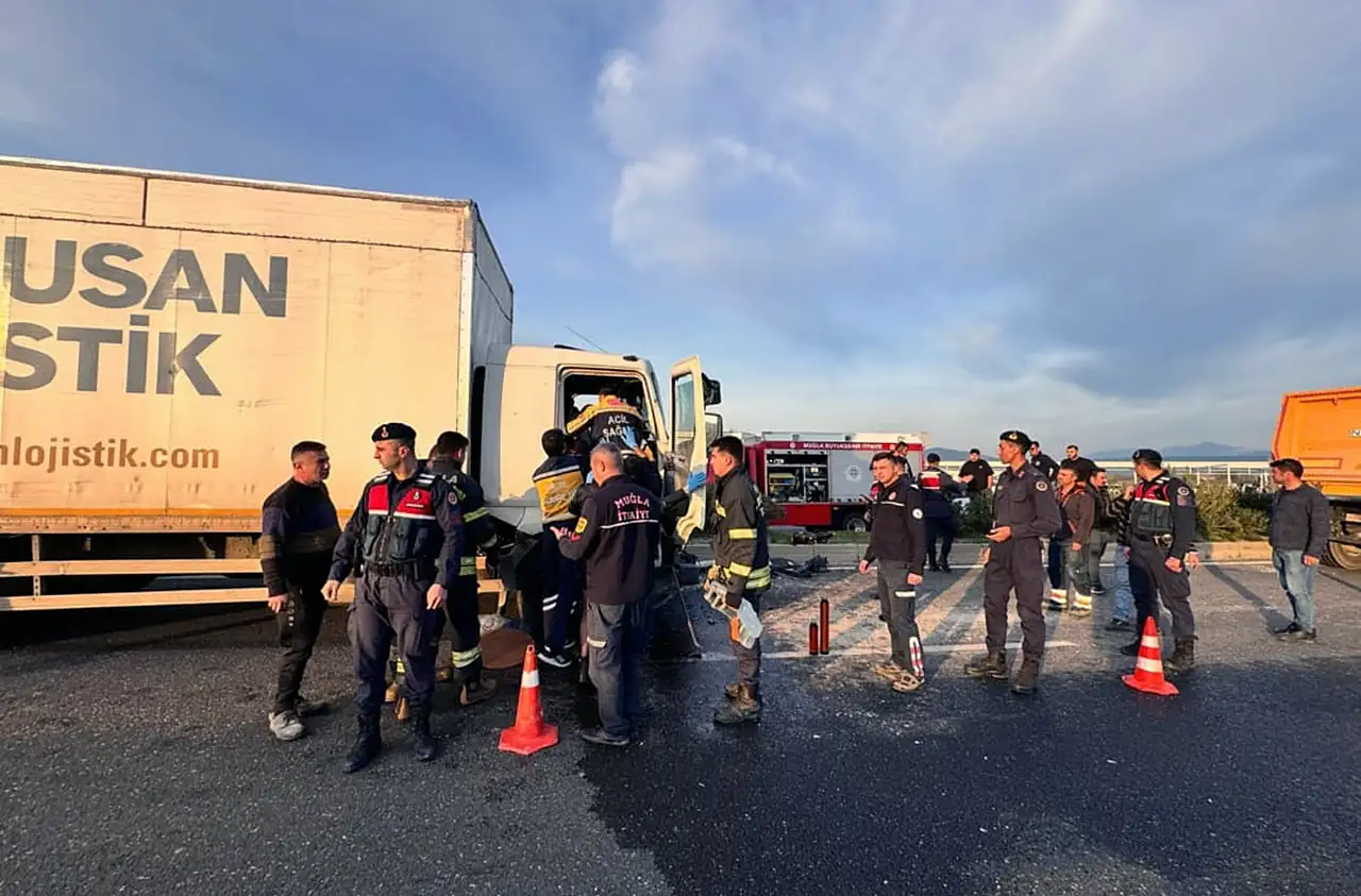 Kamyonette sıkışan iki kişi kurtarıldı