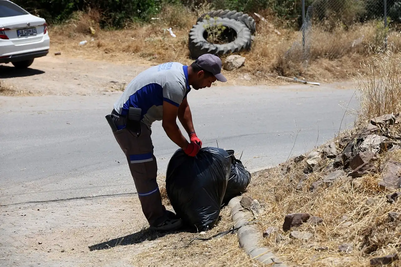 Ot temizliği ve budama çalışmaları devam ediyor