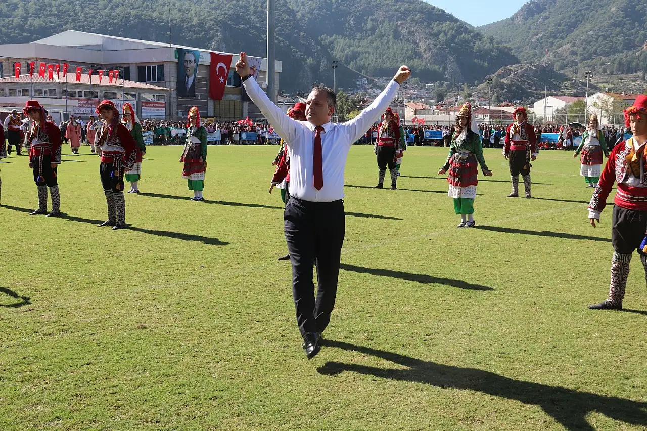 Kaymakam Akkaya'dan Zeybek Gösterisi