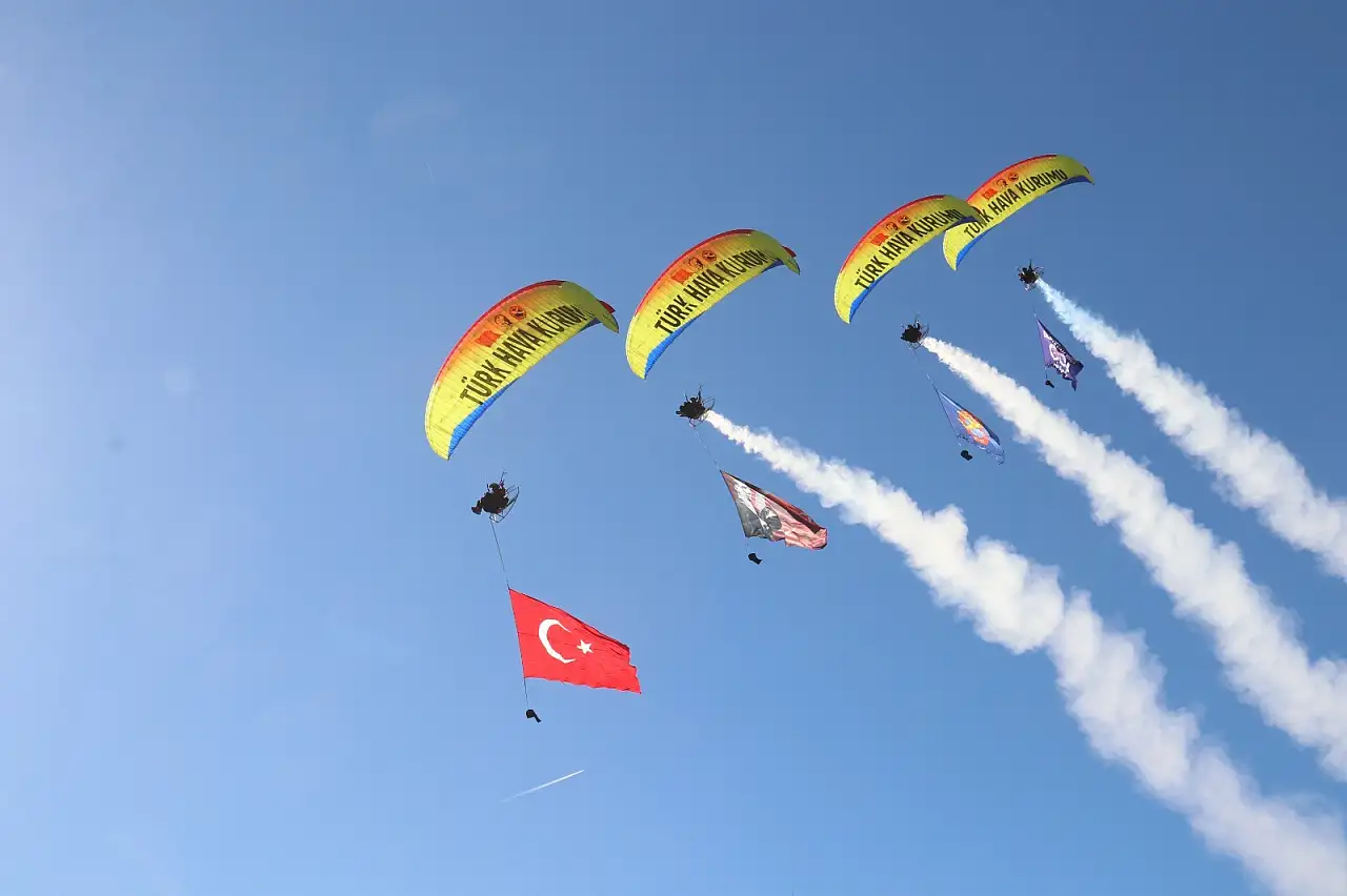 Kaymakam Akkaya'dan Zeybek Gösterisi