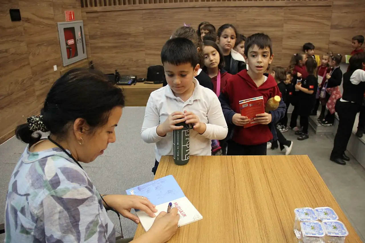 Yazar Pelin Güneş minik okurlarla buluştu