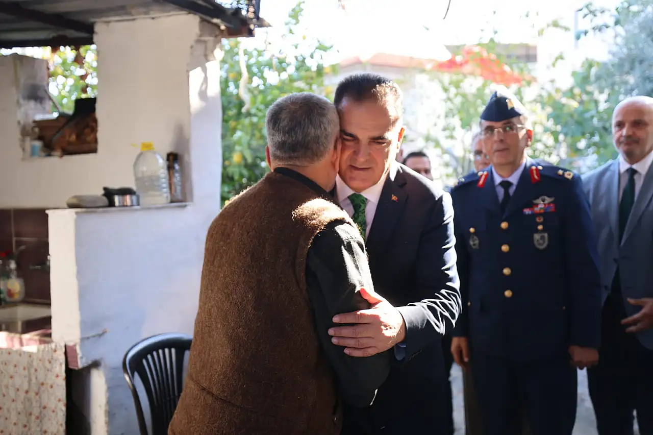 Vali Akbıyık Şehit Astsubay Emrah Kuran'ın ailesini ziyaret etti