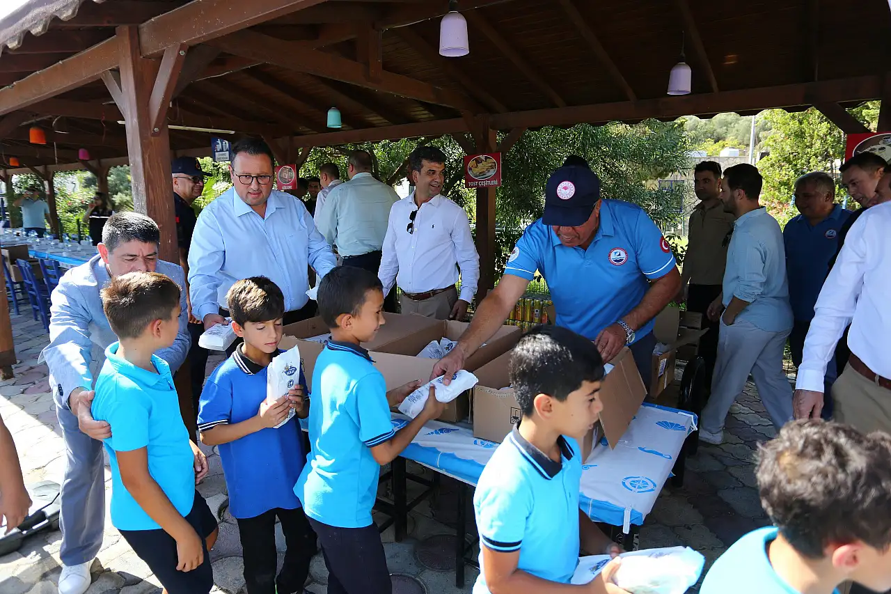 Boğaziçi'ne 150 bin çipura ve 10 bin levrek yavrusu bırakıldı