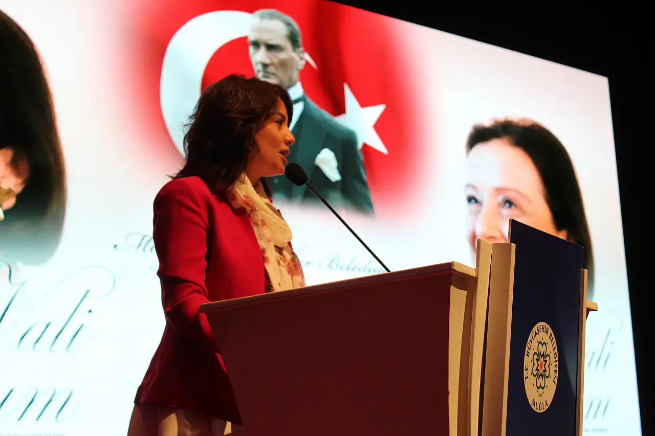 Vali Hanım seyirciyle buluştu