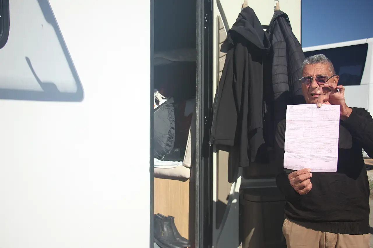 Karavanda yaşayan emekliye 'barınma tutanağı' şoku