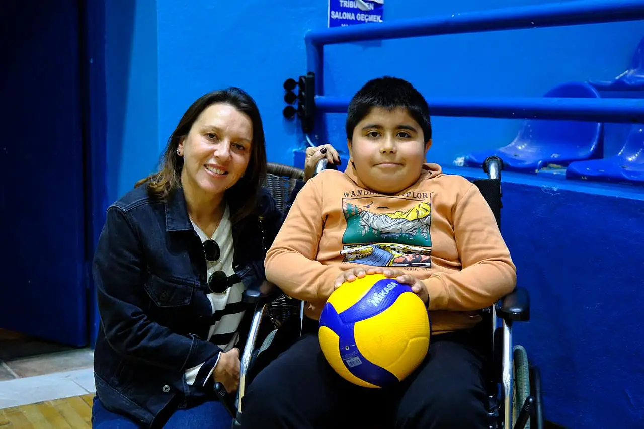 Voleybolcular Eymen için sahada