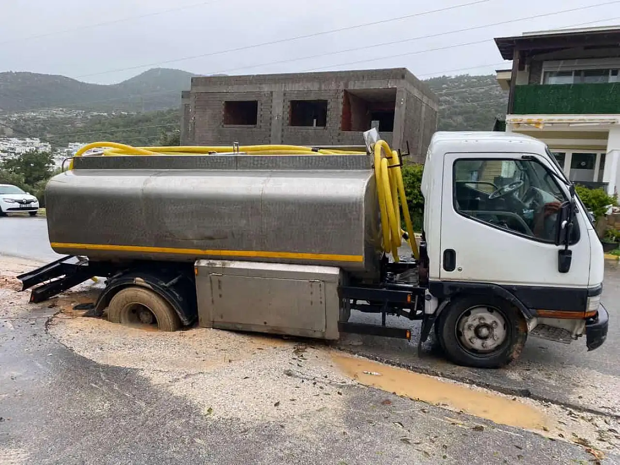 Yağmurla yumuşayan yolda tanker mahsur kaldı