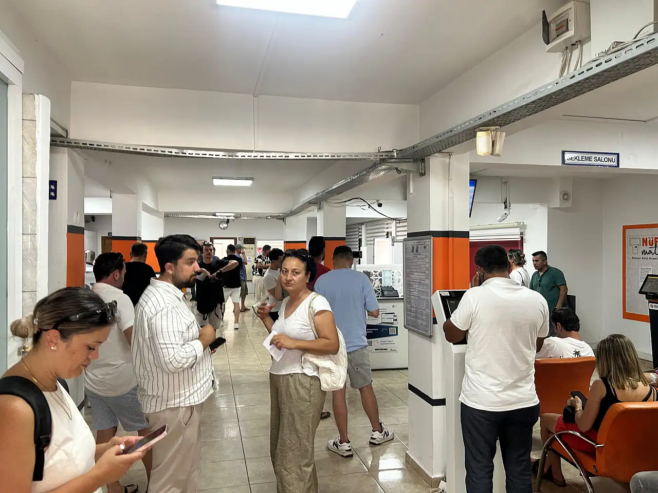 Ehliyetlerini yenilemek isteyen vatandaşlar Bodrum nüfus müdürlüğü'ne akın etti!