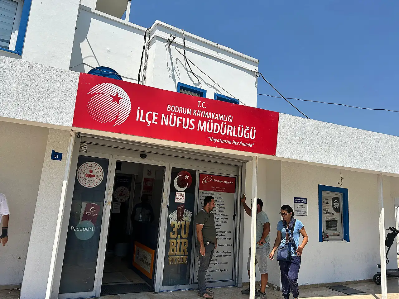 Ehliyetlerini yenilemek isteyen vatandaşlar Bodrum nüfus müdürlüğü'ne akın etti!