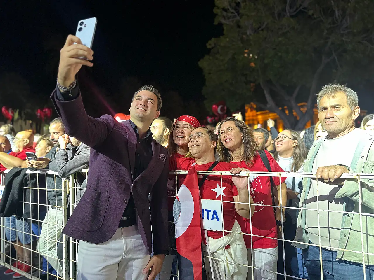 Bodrum'da Cumhuriyet coşkusu Fettah Can konseri büyüledi