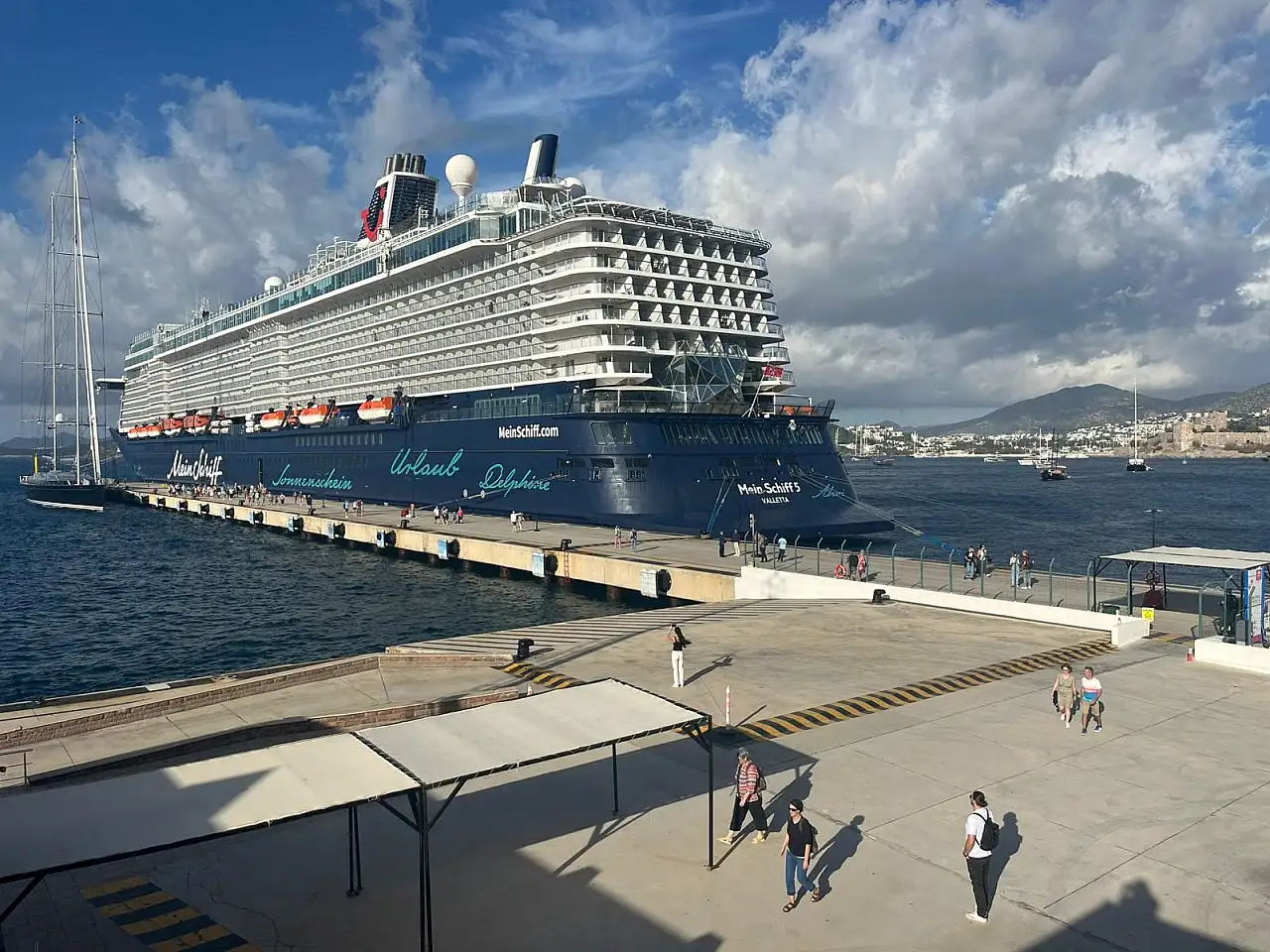 Dev kruvaziyer 'Mein Schiff 5' Bodrum'a demir attı