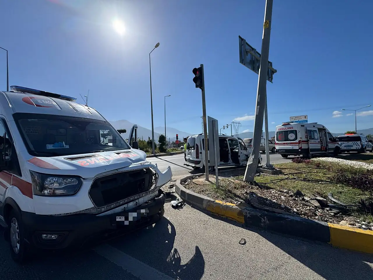 Ambulansla hafif ticari araç çarpıştı: 2 yaralı