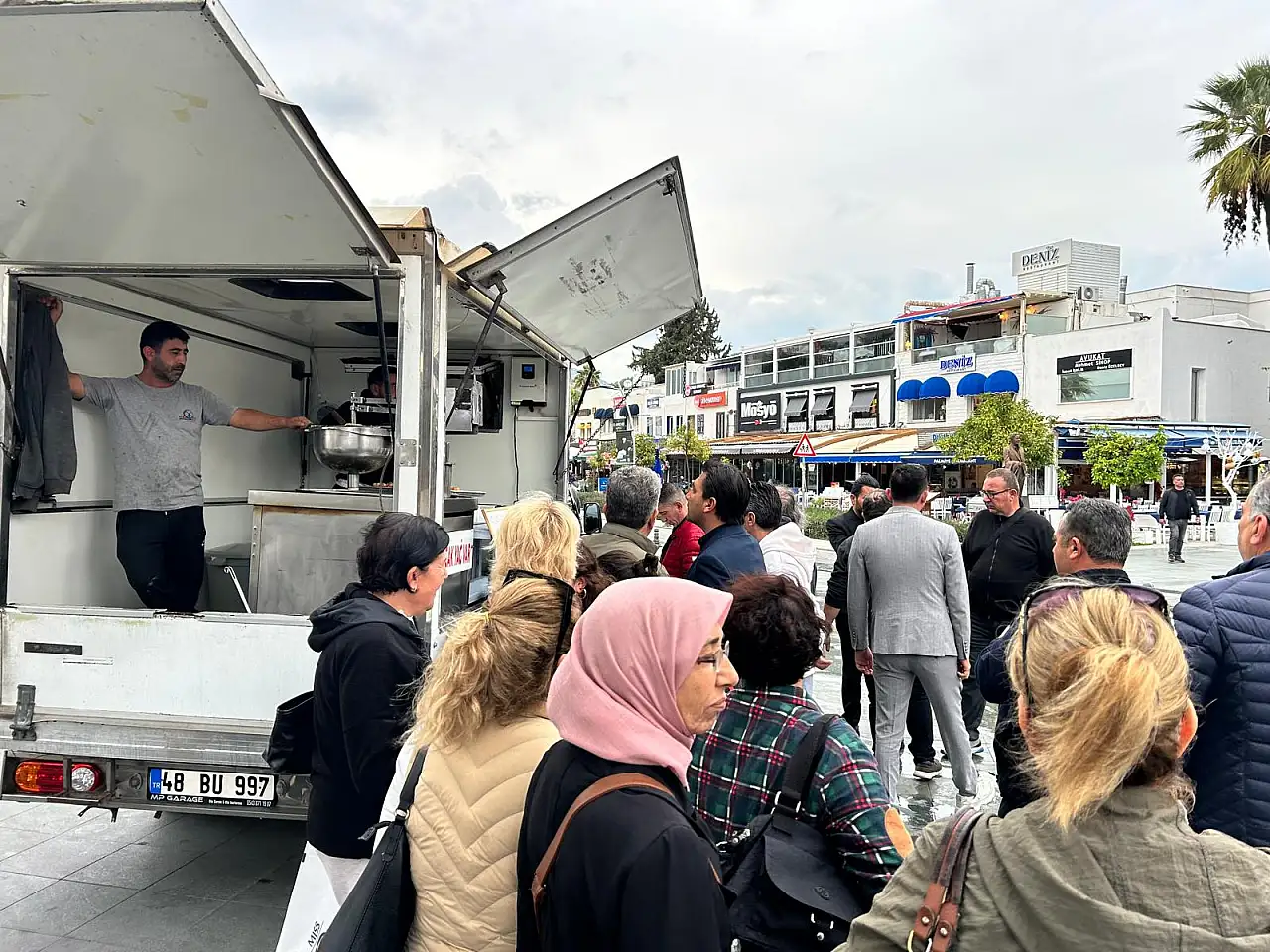 Bodrum belediye meydanı'nda şehitler için lokma dağıtıldı