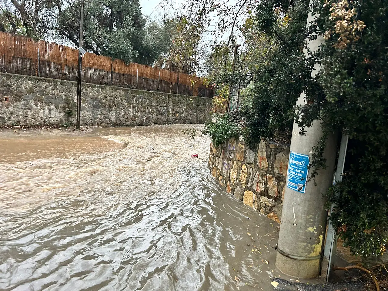 Yağmur etkisini gösterdi sokakları kanalizasyon suları bastı