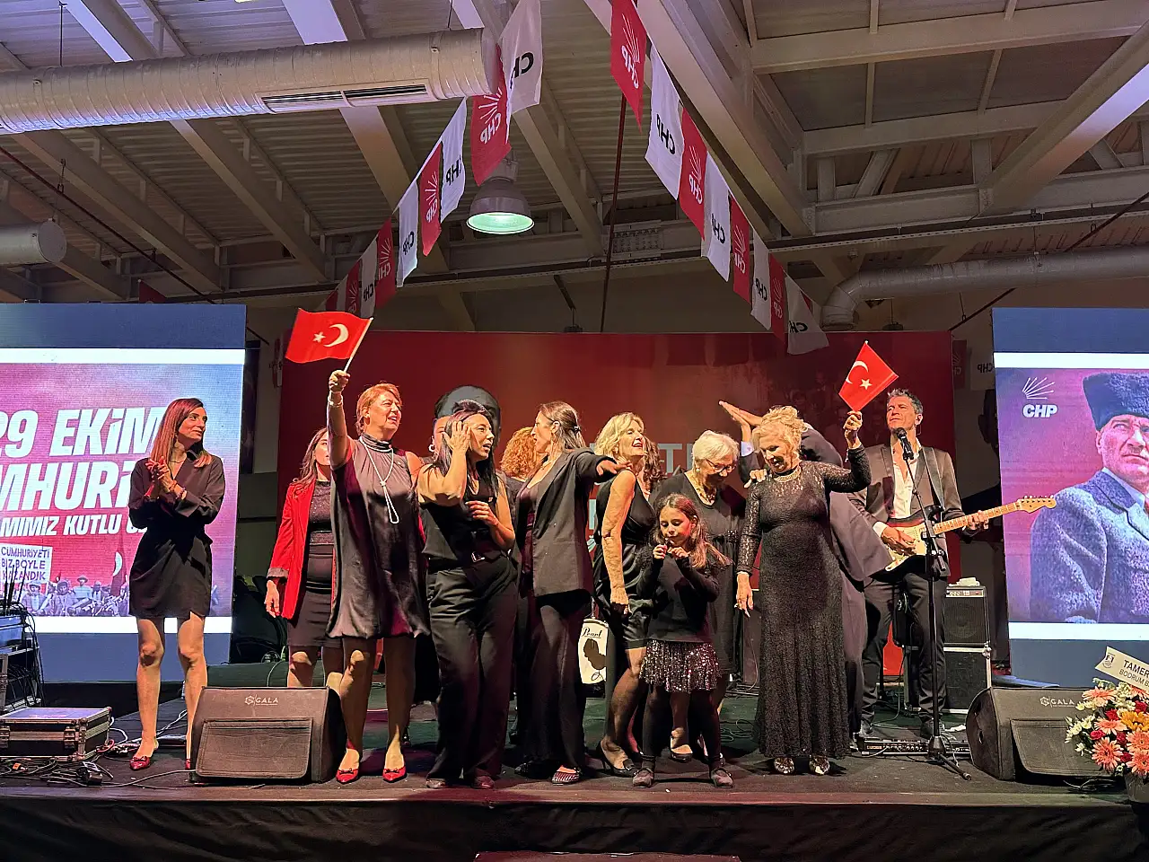 CHP'de Cumhuriyet balosu coşkusu