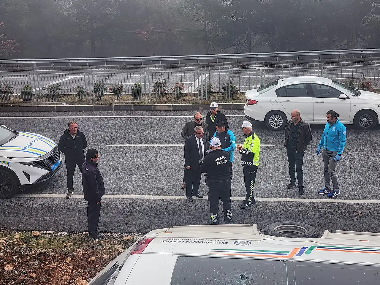 Yolcu minibüsü devrildi 13 yaralı