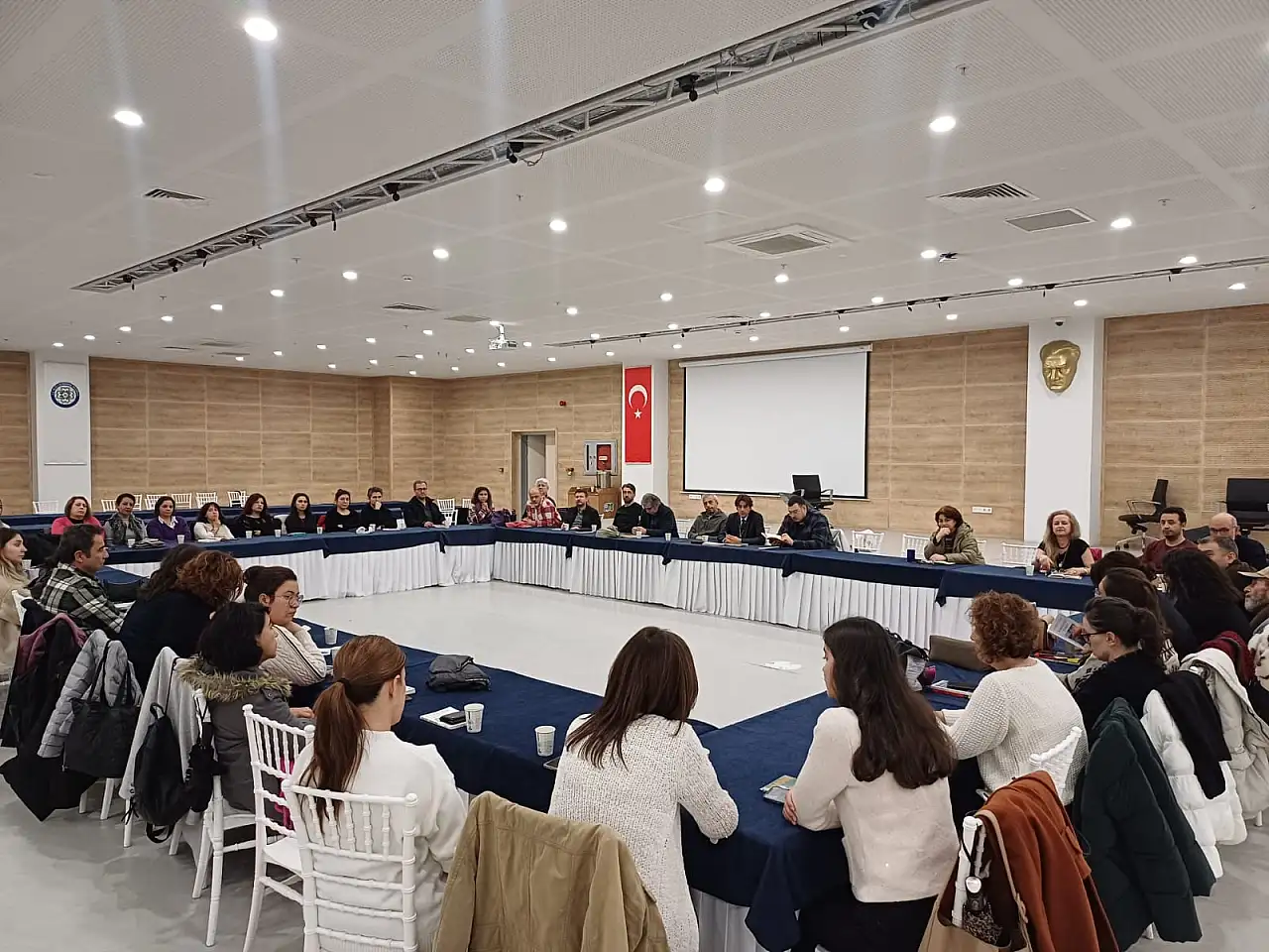 Kitap kulubü binlerce okuru bir araya getiriyor