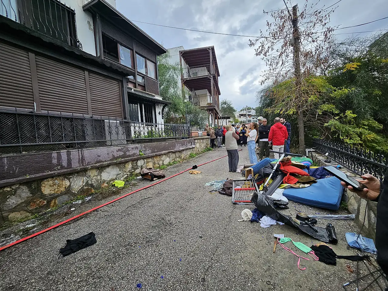 Genç kadın evini ateşe verdi
