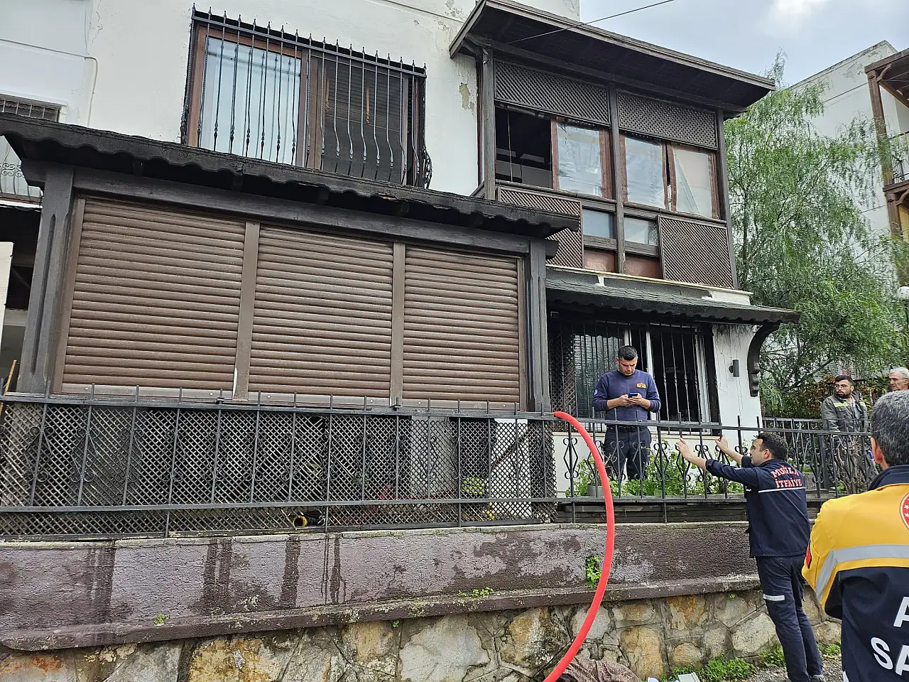 Genç kadın evini ateşe verdi