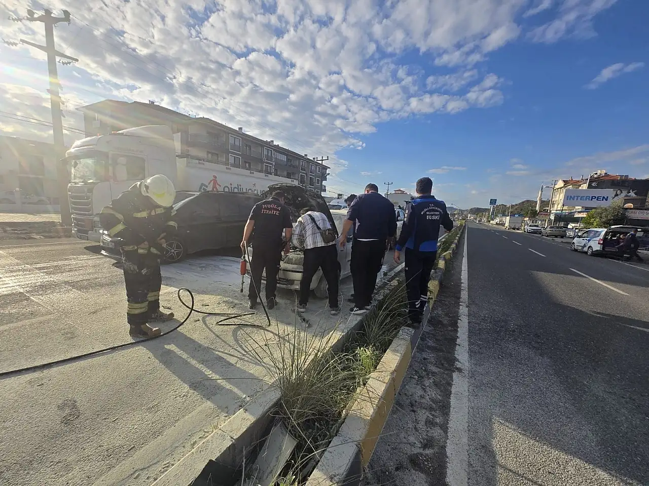 Araç alev aldı sürücü son anda kurtuldu