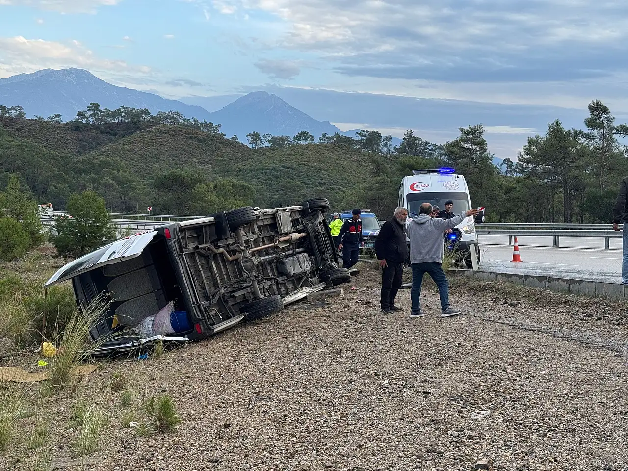Yolcu Minibüsü Devrildi