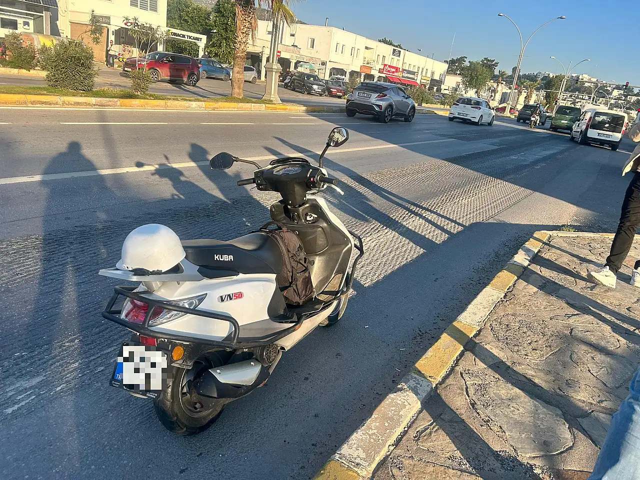 Karşıdan karşıya geçen yayaya motosiklet çarptı