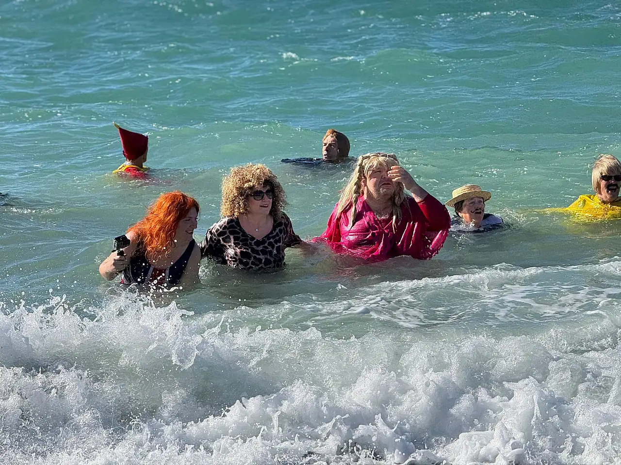 Yeni yılın ilk gününde çocuklar ve hayvanlar için denize girdiler