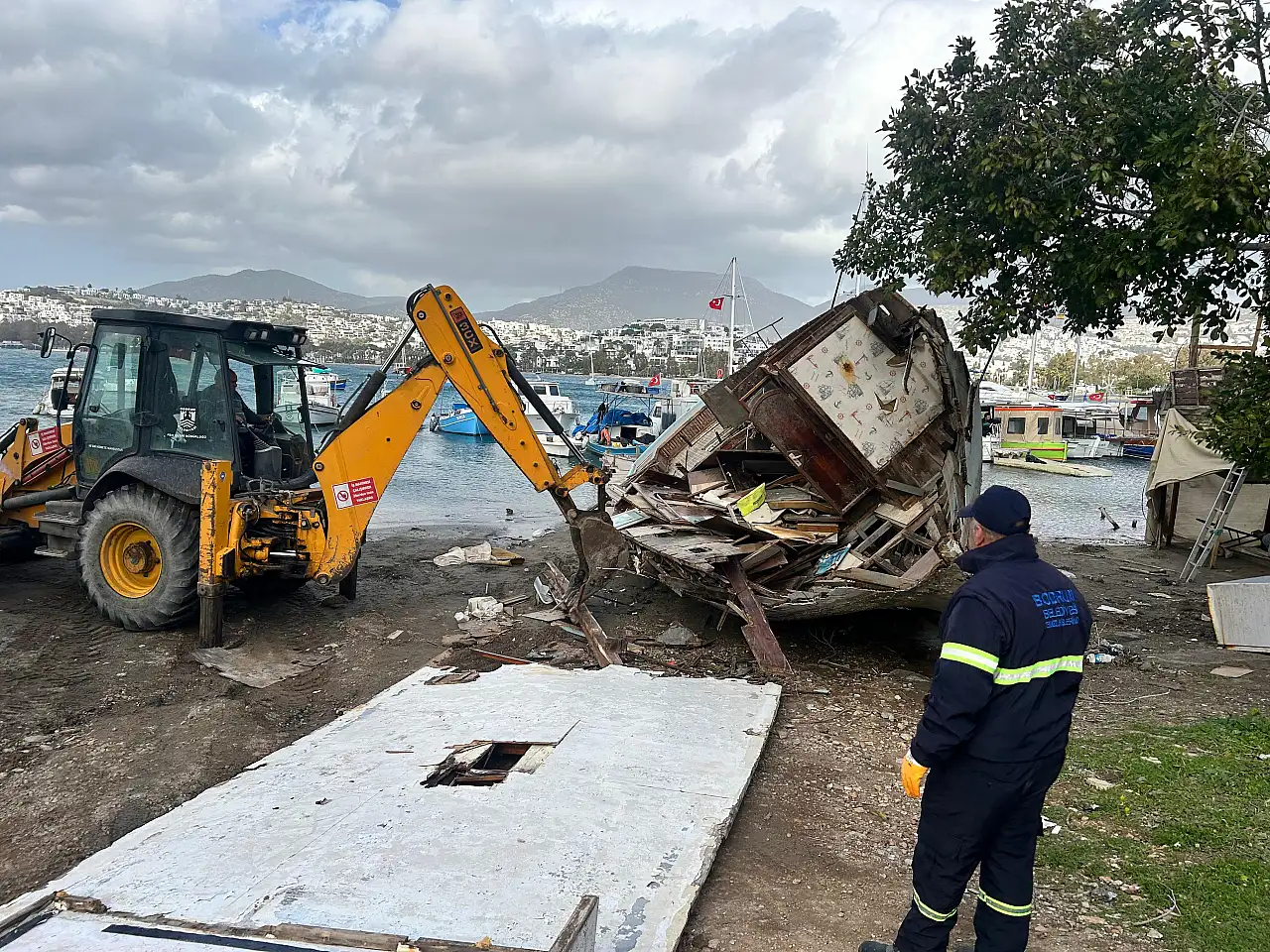'Bodrum'da tekne görünümlü kaçak yapılara yıkım