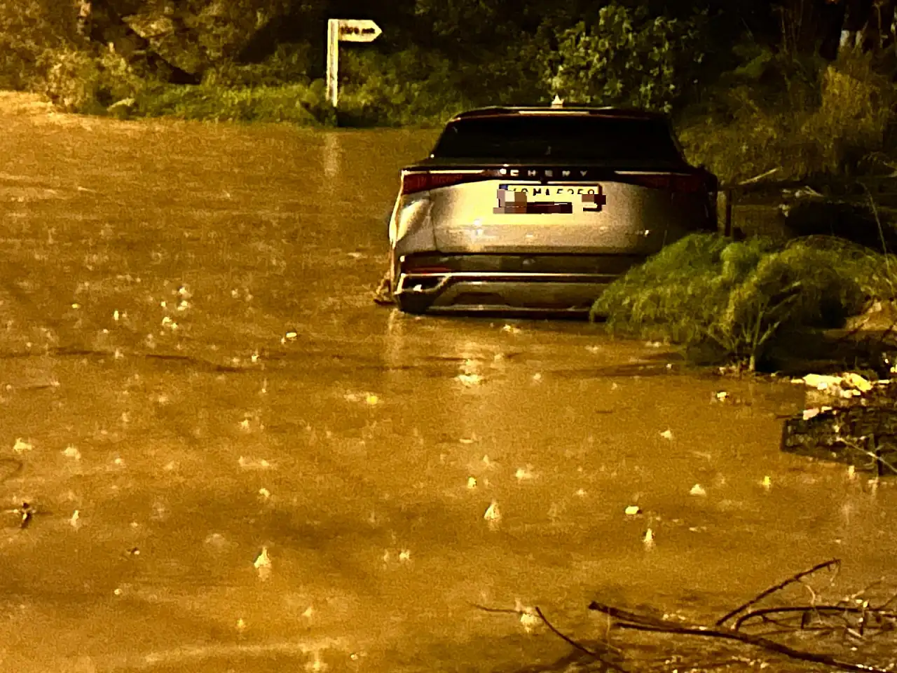 Akşam yağmuru Bodrum'u vurdu araç dere yatağına sürüklendi