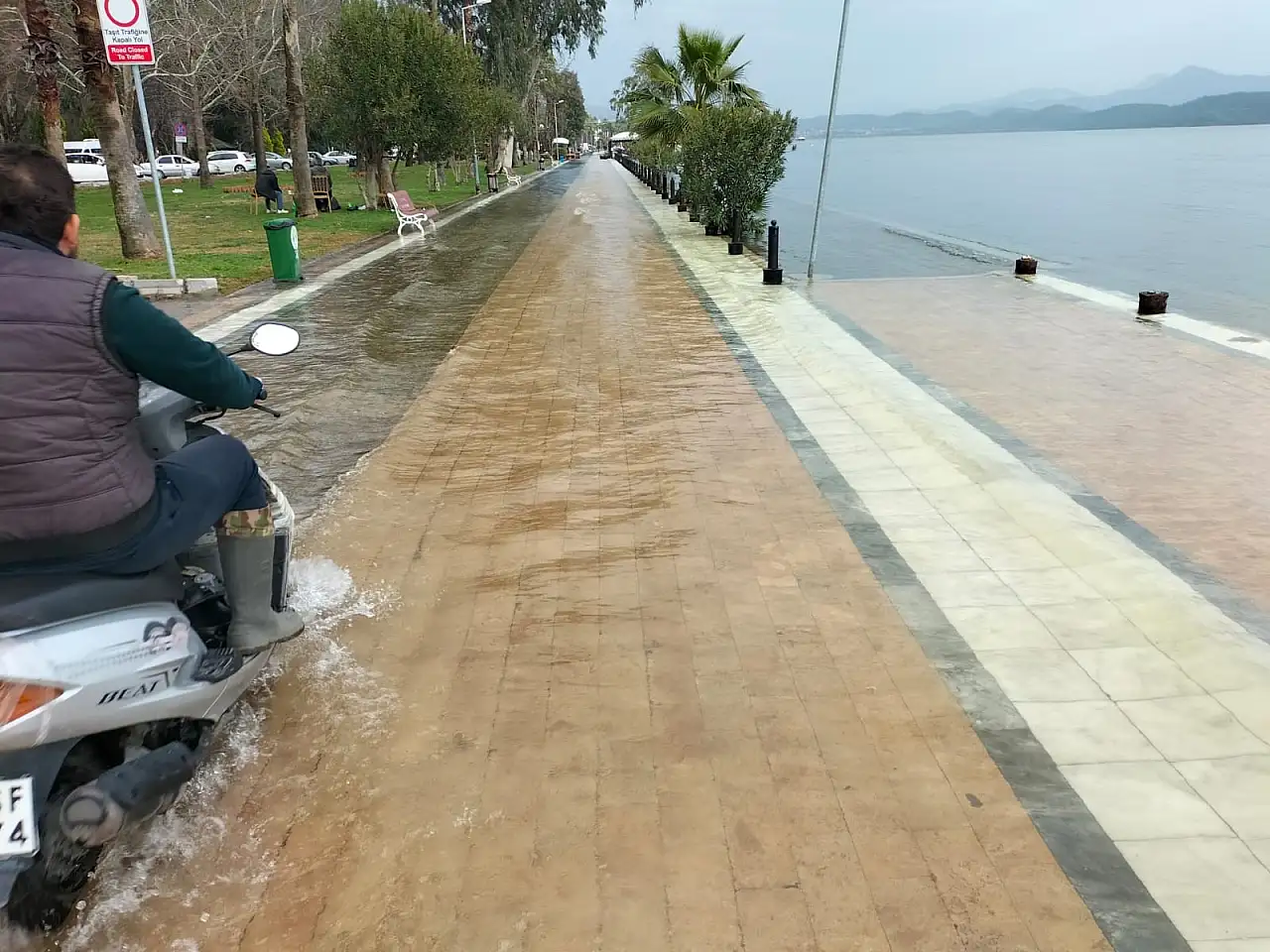 Köyceğiz Gölü taştı, kordon sular altında kaldı
