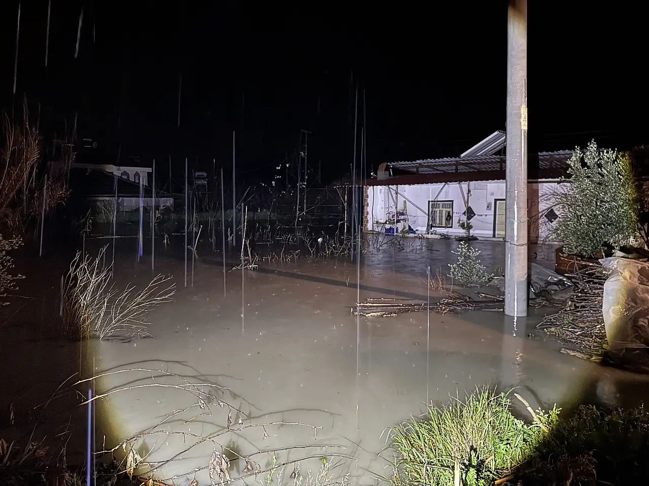 Sağanak taşkına dönüştü 25 ev tahliye edildi