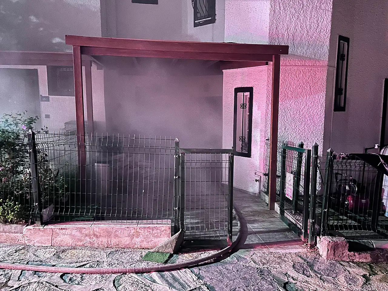 Dumanlar evi kapladı kadın ve iki köpek kurtarıldı