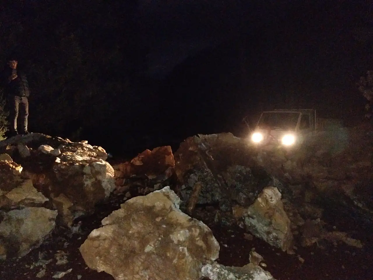 Dev kayalar orman yolunu kapattı