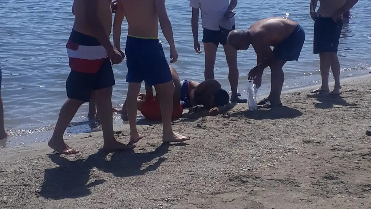 Serinlemek İçin Denize Giren Genci Güvenlik Görevlisi Kurtardı