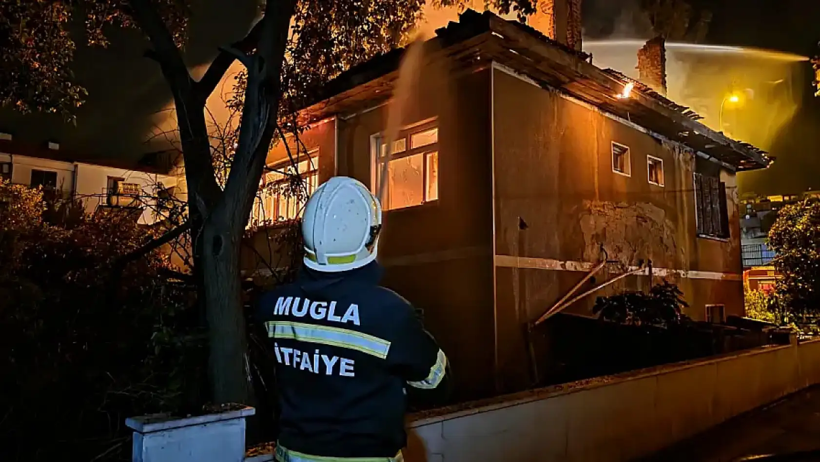 Yangın Kısa Sürede Büyüdü, Ev Alevlere Teslim Oldu