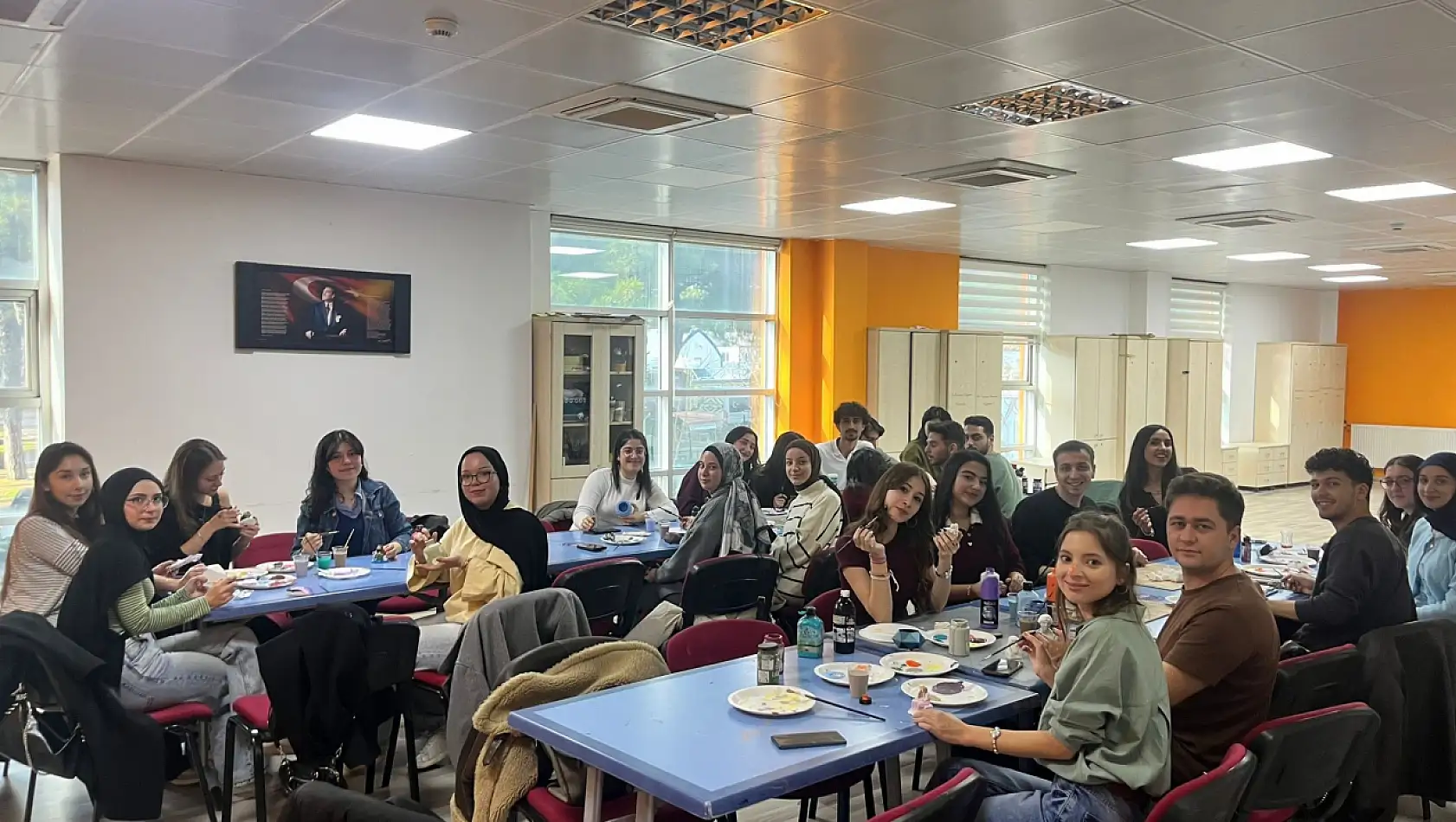 Gençlerin dokunuşuyla seramik biblolar canlandı