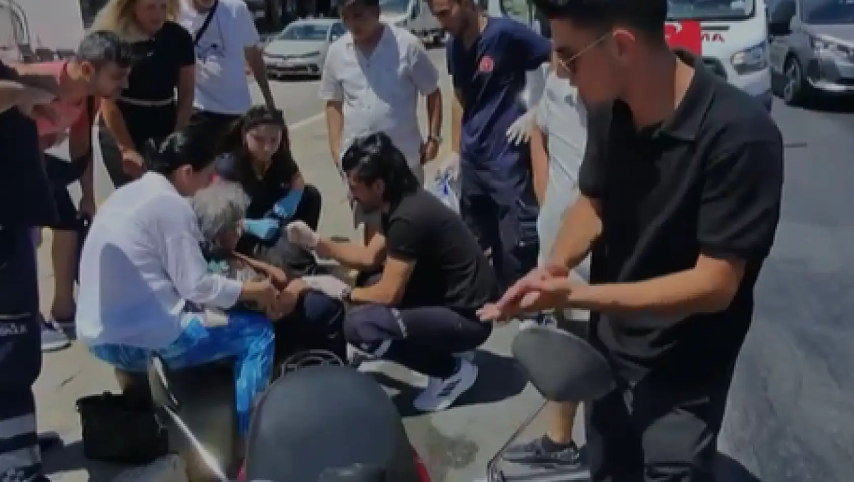 Motosiklet yayaya çarptı, ortalık karıştı!