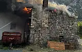 Evler Yanarken Mahalle Ayağa Kalktı: Yangının Nedeni Araştırılıyor