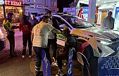 Kasiste savrulan araç kaldırıma çıktı sürücü hastaneyi reddetti