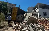 Tuğla yüklü kamyon devrildi, bir kişi yaralandı