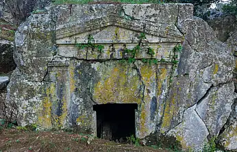 2 Bin 400 Yıllık kaya mezarı koruma altında