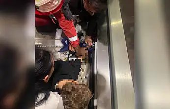 5 yaşındaki çocuk yürüyen merdivende elini sıkıştırdı