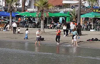 Akyaka'da güneşli hava sahilleri doldurdu