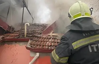 Alevler çatı katını sardı mahallede Panik anları