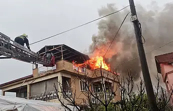 Alevler içinde mahsur kaldı son anda kurtarıldı