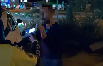 Alkollü sürücü tavırlarıyla güldürdü!