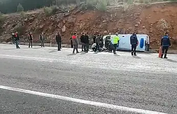 Ambulans yan yattı sağlıkçılar yaralandı