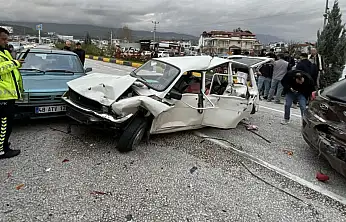 Araçlar birbirine girdi 3 kişi yaralandı